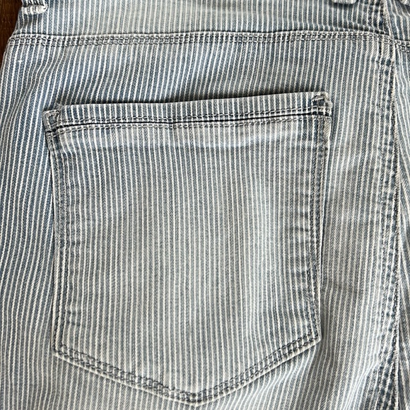 Lee Women’s Easy Fit Cropped Striped Jeans - Picture 8 of 8